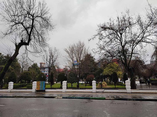 حال و هوای سبز میدان رشت در روز بارانی