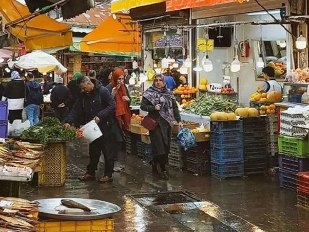 حال و هوای بازار بزرگ رشت با غرفه‌های متنوع