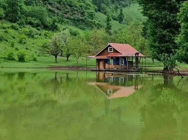 روستای استخرگاه در دامنه کوه درفک
