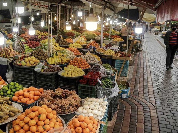جمعه بازار رشت و میوه های تازه این بازار