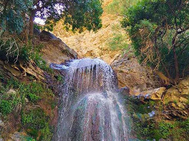 آبشار شرشربند در روستای آغشت با مسیر دسترسی آسان