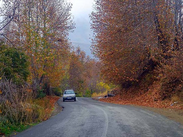 مسیر جاده روستای آغشت کردان در فصل پاییز