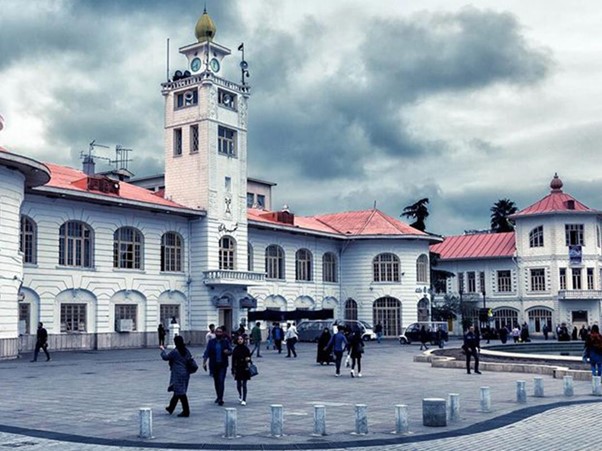 میدان شهرداری رشت در هوای بارانی
