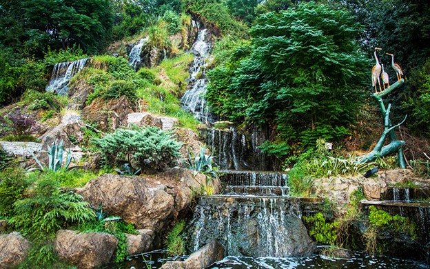 شیطان کوه و بام سبز