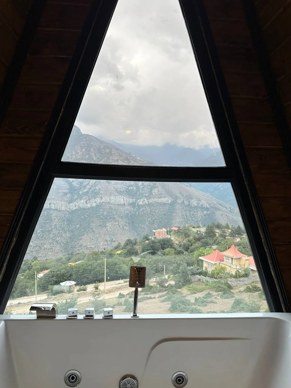 کلبه چوبینه جاده چالوس مرزن آباد