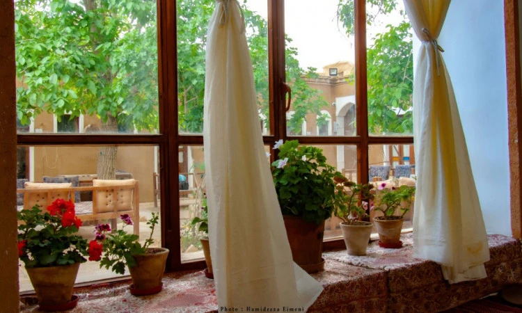 اقامتگاه نی چشمه شیراز (اتاق صندوق خانه)
