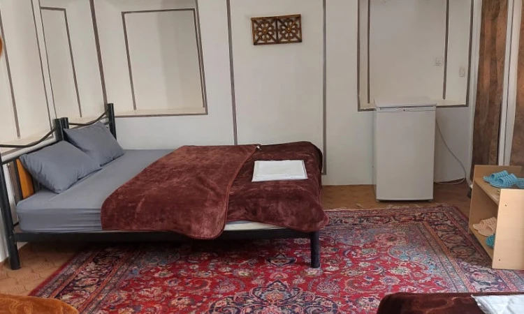 اقامتگاه و کافه سنتی صادقی (4 تخته پاقپون)