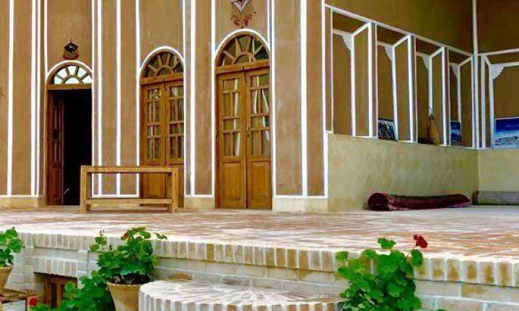 بوم گردی سنتی سرای جهانگرد مهریز ( اتاق سه تخته)