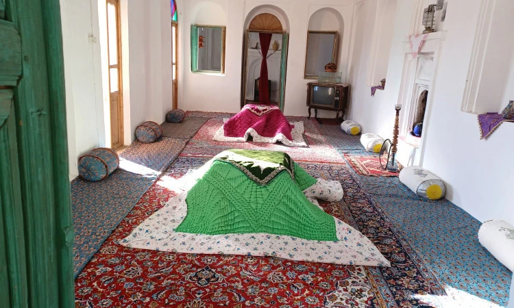 اقامتگاه خانه باغ صفا آباده (همکف)