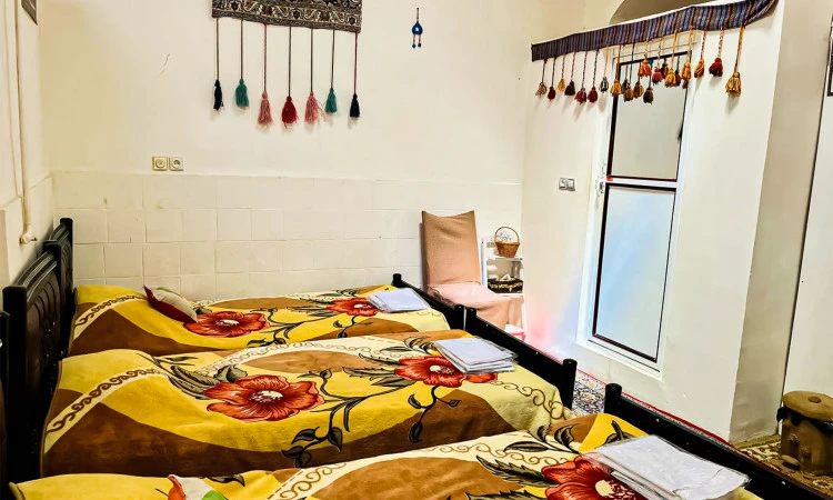 اقامتگاه خانه خشتی یزد (اتاق 3 تخته)