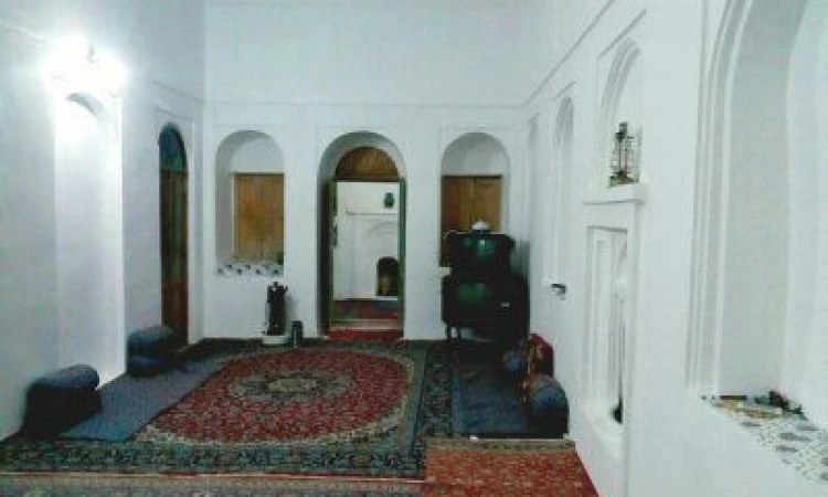 اقامتگاه خانه باغ صفا آباده (همکف)