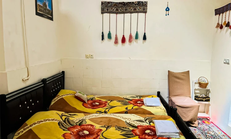 اقامتگاه خانه خشتی یزد (اتاق 3 تخته)