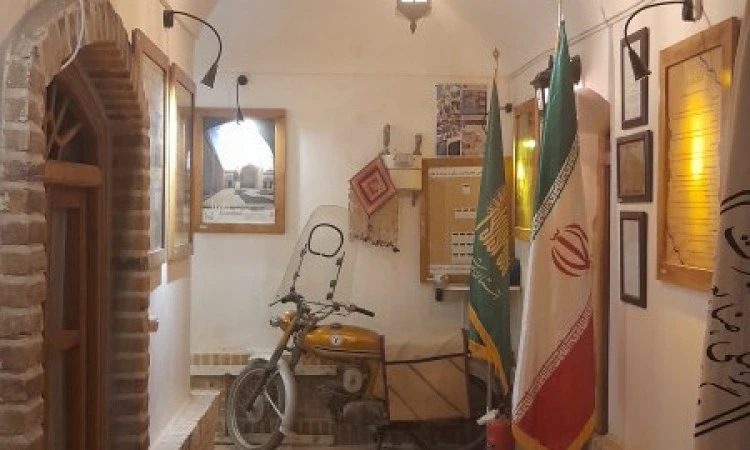 اقامتگاه تاریخی رصد ونجوم گناباد (درب سنگی اتاق کرسی و بادگیر)