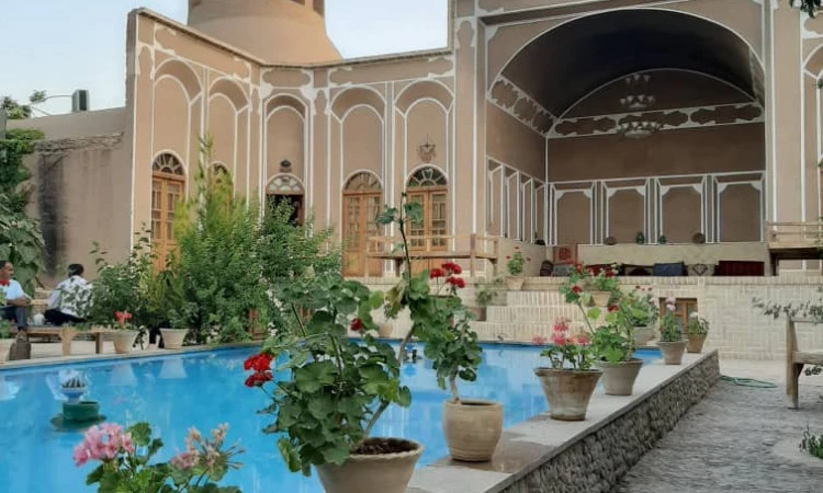 بوم گردی سنتی سرای جهانگرد مهریز ( اتاق سه تخته)
