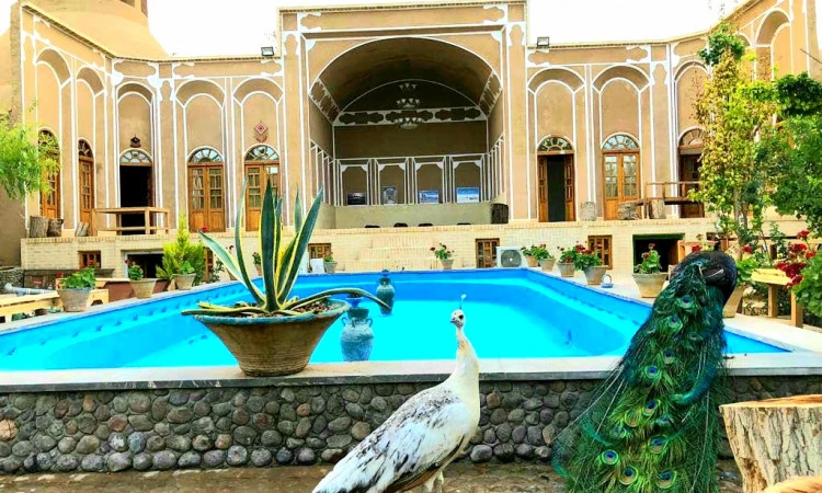 بوم گردی سنتی سرای جهانگرد مهریز ( اتاق سه تخته)