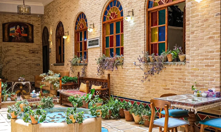 اقامتگاه درباری با اتاق چهار تخته زیرزمین شیراز