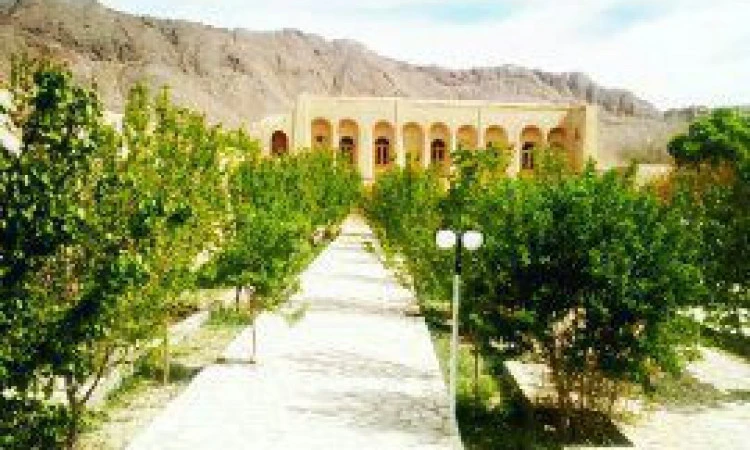 اقامتگاه خانه باغ صفا آباده (همکف)
