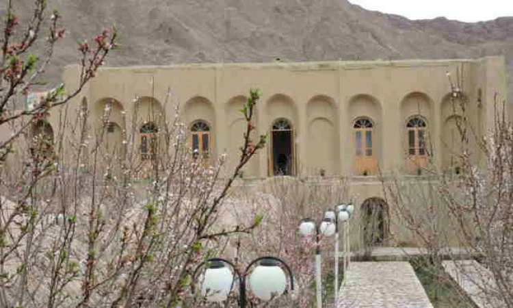 اقامتگاه خانه باغ صفا آباده (همکف)