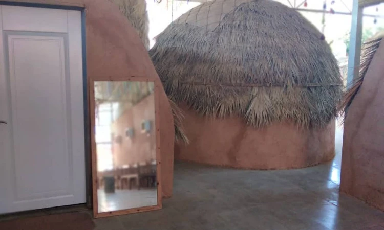 بوم گردی دنج هرمز (اتاق کلبه گل)