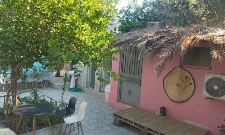 بوم گردی دنج هرمز (اتاق کلبه نخل جنوب)