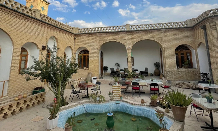 اقامتگاه خانه ی ما کرمان (اتاق چاه ماهی)